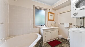 Combined shower/bathtub, free toiletries, hair dryer