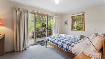4 bedrooms, bed sheets