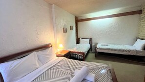 3 quartos, ferros/tábuas de passar roupa, roupa de cama