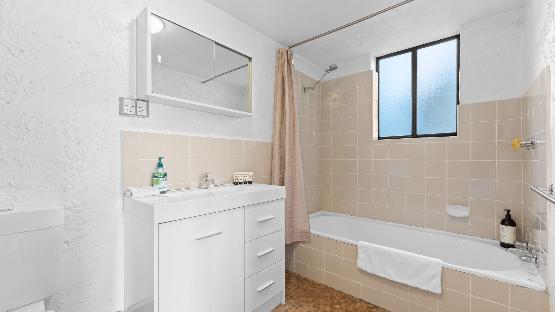 Combined shower/bathtub