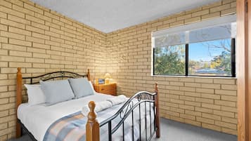 3 bedrooms, iron/ironing board, bed sheets