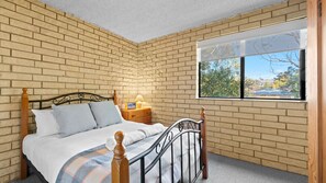 3 habitaciones, tabla de planchar con plancha y ropa de cama 