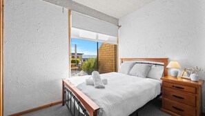 3 habitaciones, tabla de planchar con plancha y ropa de cama 
