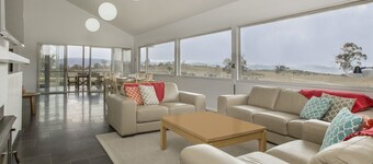 Manna Tree Farm - Modern 3BR House on 100 Acres l Mountain Views l WiFi l BBQ l Wo