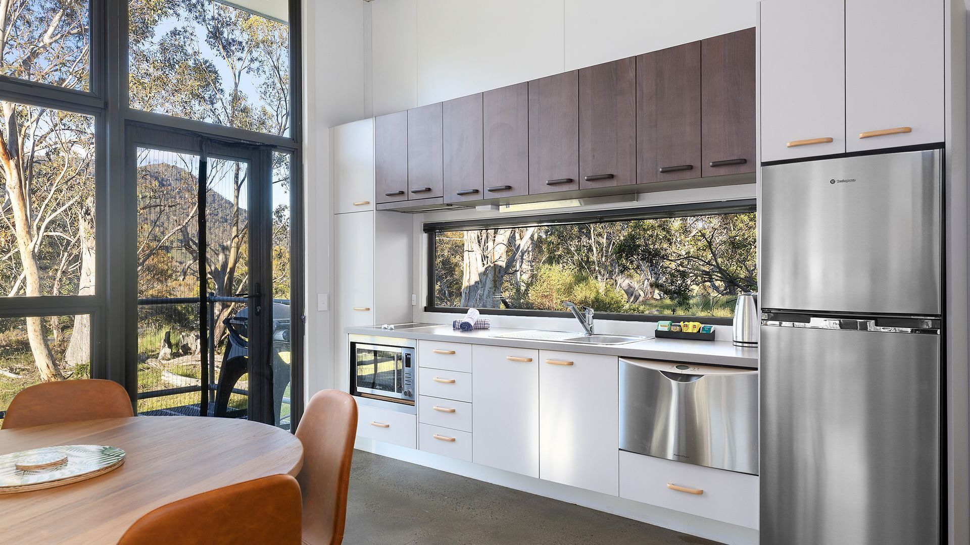 Réfrigérateur, micro-ondes, plaque de cuisson, lave-vaisselle