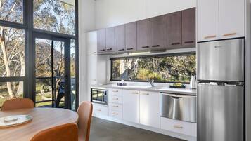 Kjøleskap, mikrobølgeovn, kokeplater og oppvaskmaskin