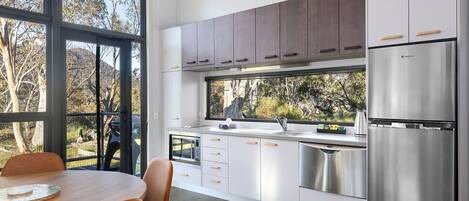 Kühlschrank, Mikrowelle, Herdplatte, Geschirrspüler