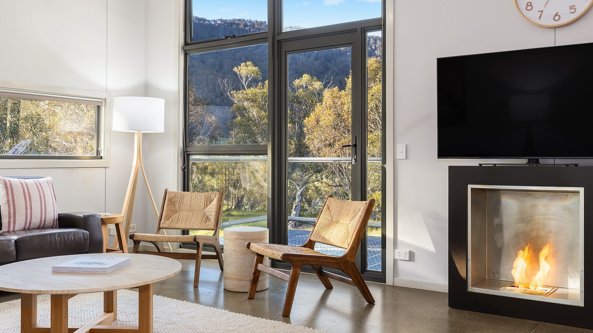 Smart-tv, eldstad och dvd-spelare