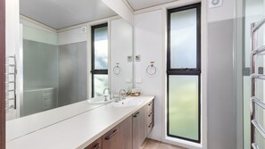 Dusche, kostenlose Toilettenartikel, Haartrockner