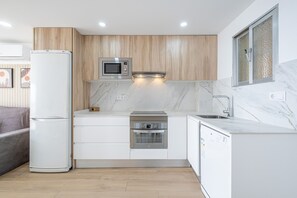 ثلاجة، ميكروويف، فرن، غسالة أطباق