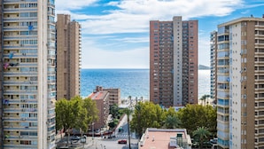 A coastal cityscape with high-rise buildings, a clear sky, and a view of the sea. - Niza 11-A (Benidorm)