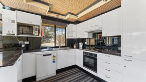 Refrigerador, microondas, horno y lavavajillas