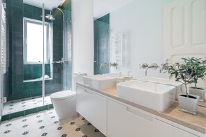 Dusche, Haartrockner, Handtücher