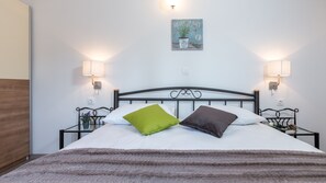 2 bedrooms, iron/ironing board, Internet, bed sheets