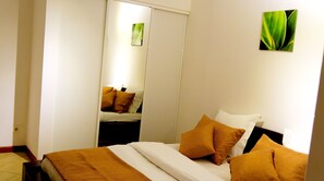 Tabla de planchar con plancha, wifi y ropa de cama 