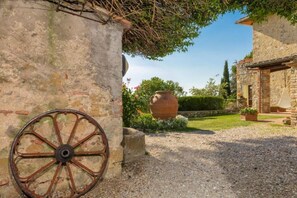 Property grounds - Simona delightful studio apartment with pool view (Castel San Gimignano)