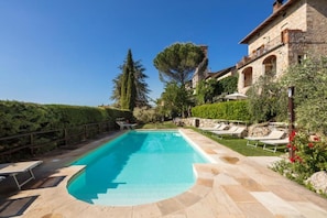 Een verwarmd zwembad