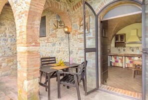 Outdoor dining - Simona delightful studio apartment with pool view (Castel San Gimignano)