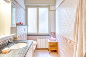 Bruser, hårtørrer, bidet