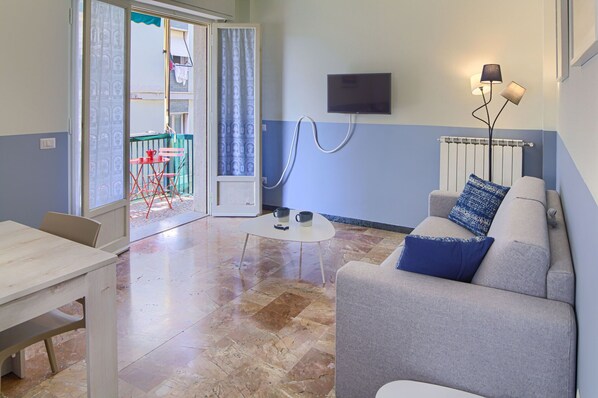 TV, stereo - Giulia Levanto - for 4, in centre, 5 minutes from beach and station to Cinque Terre (Levanto)