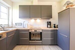 Kühlschrank, Geschirrspüler, Wasserkocher mit Kaffee-/Teezubehör