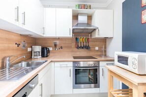 Køleskab, mikrobølgeovn, opvaskemaskine, kaffe-/temaskine