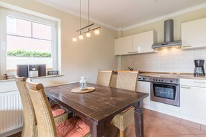 Køleskab, opvaskemaskine, kaffe-/temaskine, elkedel