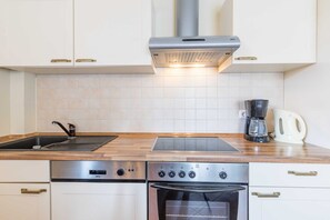 Køleskab, opvaskemaskine, kaffe-/temaskine, elkedel