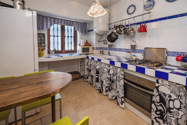 Een koelkast, een microgolfoven, een oven, een kookplaat