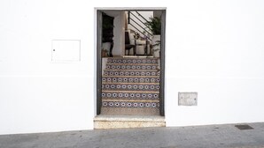 Una escalera con baldosas decoradas que lleva a un espacio interior.