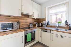 Kühlschrank, Mikrowelle, Ofen, Geschirrspüler