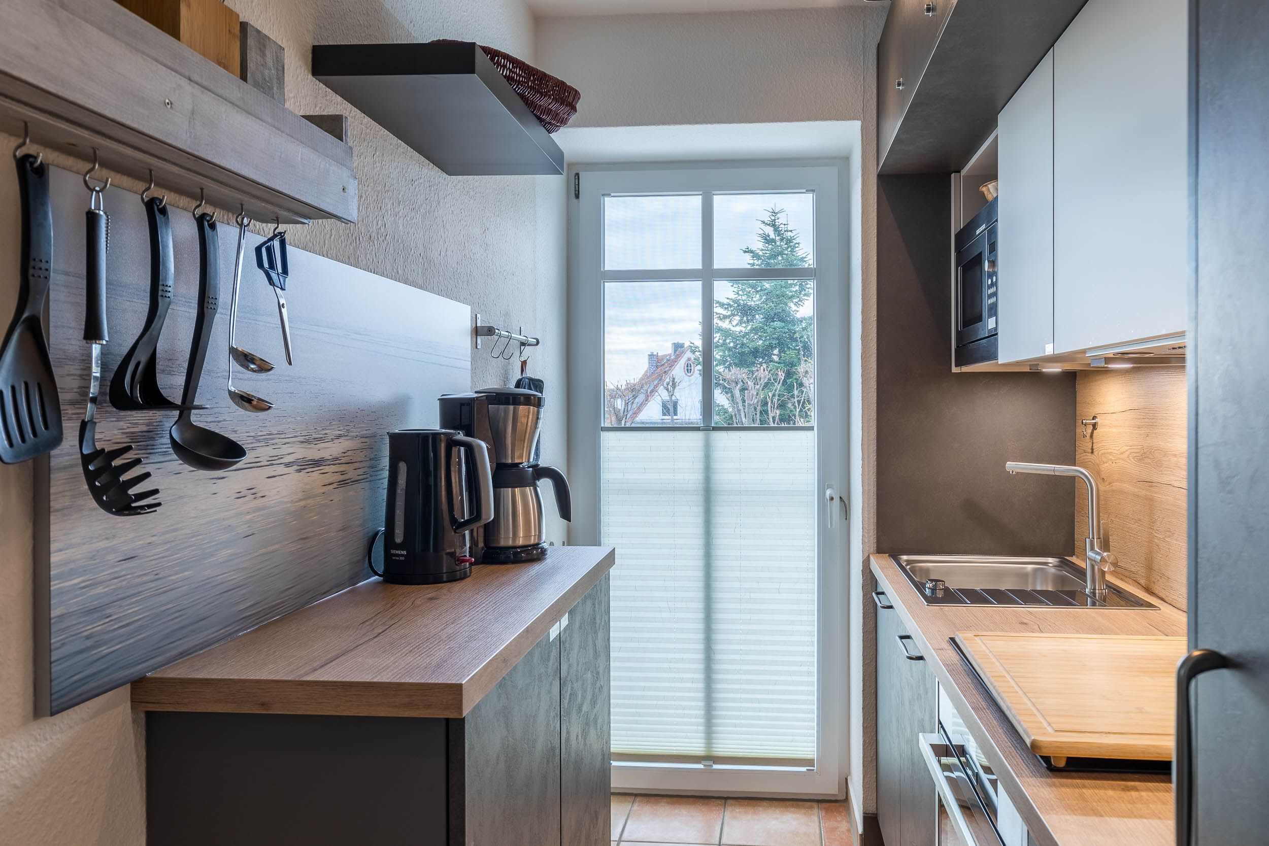 ثلاجة، ميكروويف، غسالة أطباق، ماكينة لصنع القهو ة/الشاي