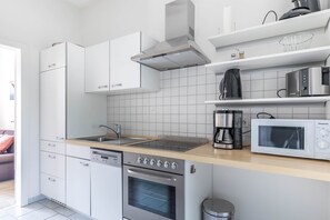 Køleskab, mikrobølgeovn, opvaskemaskine, kaffe-/temaskine