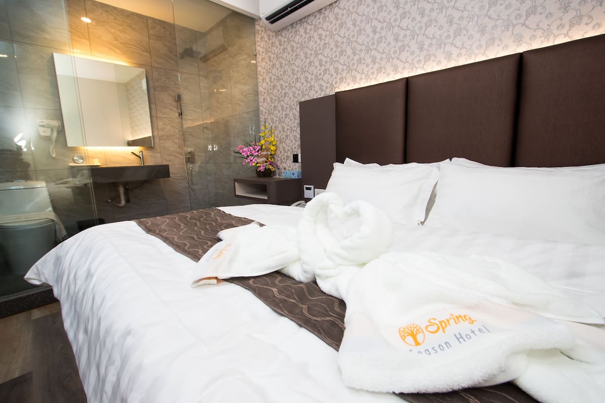 Deluxe Room, 1 King Bed, Non Smoking | In-room safe, desk, iron/ironing board, free WiFi