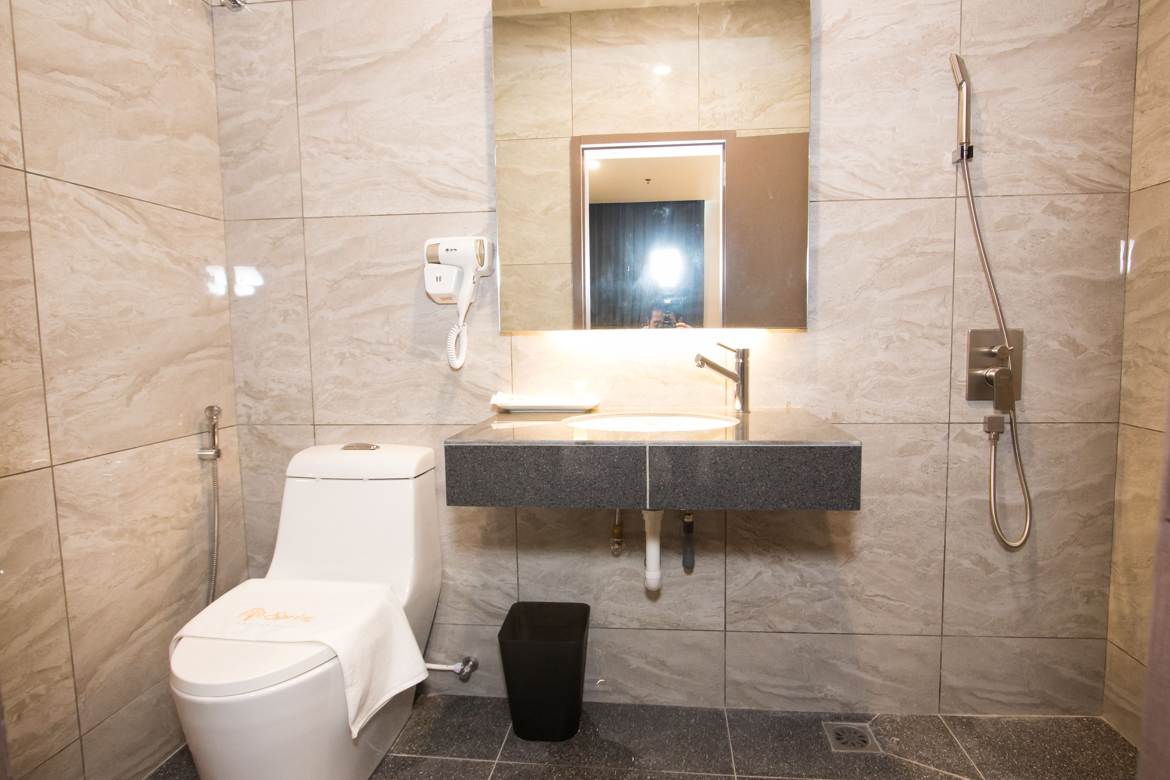 Deluxe Room, 1 Katil Raja (King), Non Smoking, City View | Bilik Mandi | Pancuran mandi, kelengkapan dandanan diri percuma, pengering rambut 