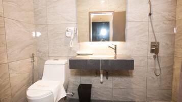 Deluxe Room, 1 Katil Raja (King), Non Smoking, City View | Bilik Mandi | Pancuran mandi, kelengkapan dandanan diri percuma, pengering rambut