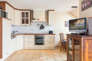 Køleskab, mikrobølgeovn, opvaskemaskine, kaffe-/temaskine