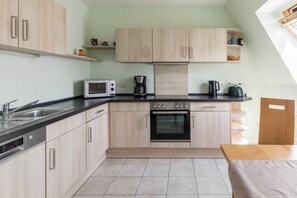 Køleskab, mikrobølgeovn, opvaskemaskine, kaffe-/temaskine