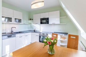 Køleskab, mikrobølgeovn, opvaskemaskine, kaffe-/temaskine