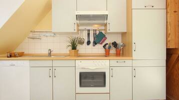 Kühlschrank, Mikrowelle, Ofen, Geschirrspüler