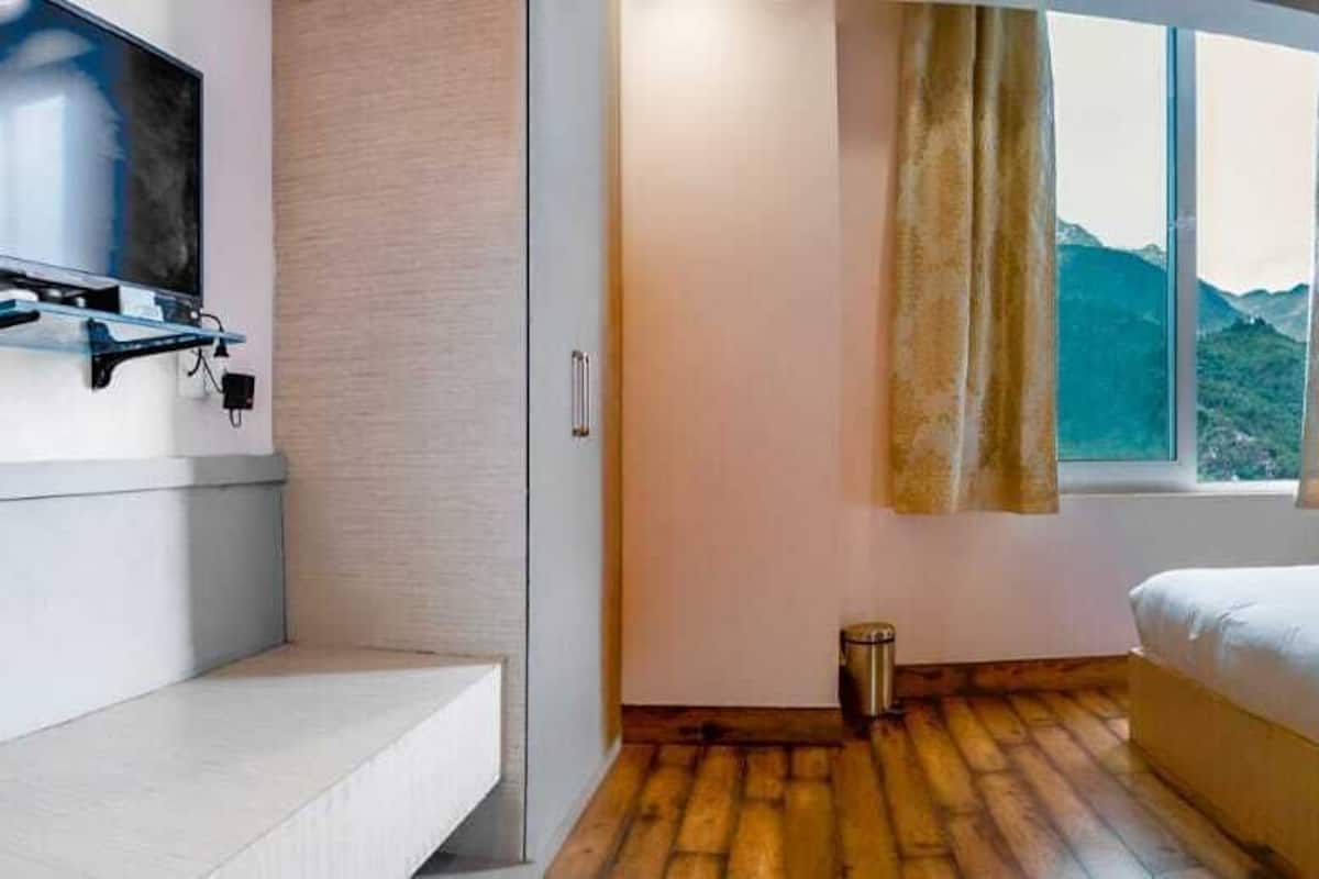 Familien-Suite, 1 Doppelbett, Nichtraucher | Minibar, Schreibtisch, Bügeleisen/Bügelbrett, Zustellbetten