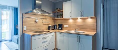 Køleskab, mikrobølgeovn, opvaskemaskine, kaffe-/temaskine