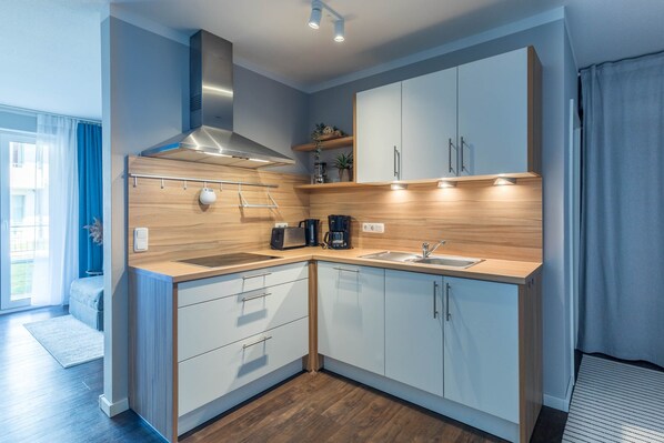 Køleskab, mikrobølgeovn, opvaskemaskine, kaffe-/temaskine