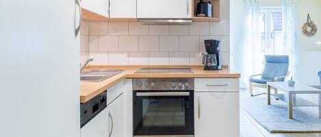 Een koelkast, een vaatwasser, een koffiezetapparaat/waterkoker