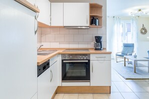 Køleskab, opvaskemaskine, kaffe-/temaskine, elkedel