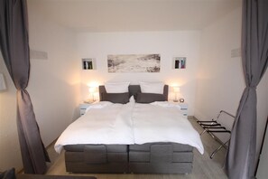 2 bedrooms, travel crib, WiFi