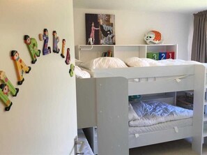 2 bedrooms, travel crib, WiFi