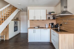 Køleskab, mikrobølgeovn, opvaskemaskine, kaffe-/temaskine