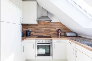 Køleskab, mikrobølgeovn, opvaskemaskine, kaffe-/temaskine