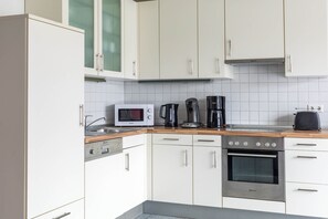 Køleskab, mikrobølgeovn, opvaskemaskine, kaffe-/temaskine